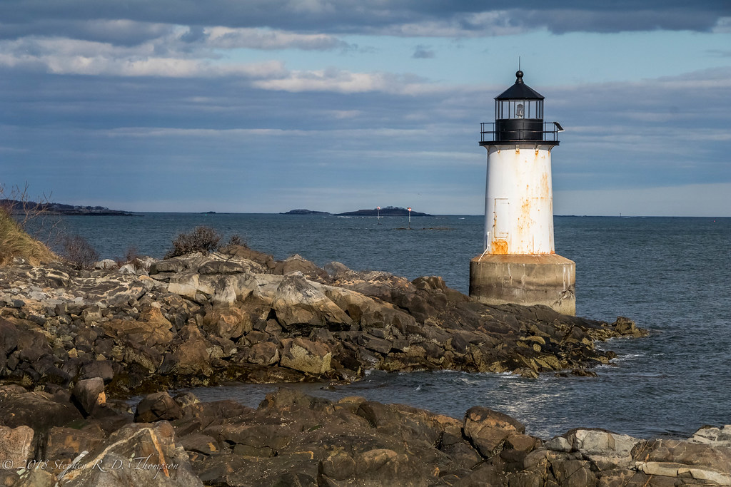 Winter Island Fort Pickering Lighthouse beside a rocky coast